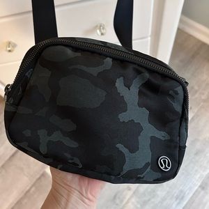 EUC lululemon Everywhere Beltbag in BLK CAMO 1L